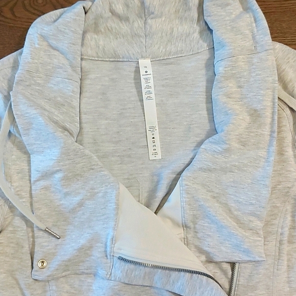 Nwot- lululemon - Picture 3 of 5